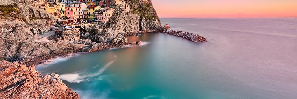 Kolorowe, Cinque Terre, Miejscowość Manarola, Gmina Riomaggiore, Włochy, Zatoka, Skały, Morze Liguryjskie, Domy