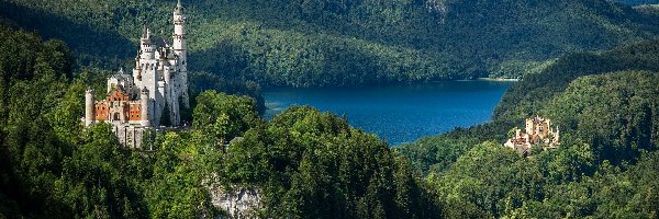 Jezioro Alpsee, Lasy, Zamek Neuschwanstein, Alpy, Góry, Niemcy, Bawaria, Zielone, Zamek Hohenschwangau