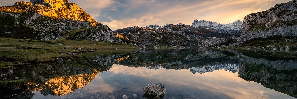 Park Narodowy Picos de Europa, Góry, Hiszpania, Odbicie, Lagos de Covadonga, Skały, Kamienie, Zachód słońca, Jezioro Covadonga, Asturia