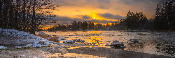 Lankila, Śnieg, Zachód słońca, Finlandia, Drzewa, Rzeka Kymijoki