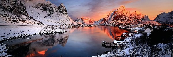 Morze Norweskie, Lofoty, Wschód słońca, Góry, Wieś Reine, Zima, Domy, Norwegia