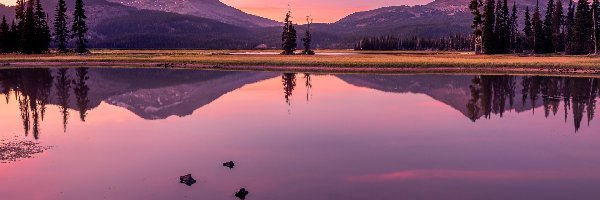 Sparks Lake, Jezioro, Drzewa, Odbicie, Góry Kaskadowe, Stany Zjednoczone, Oregon, Zachód słońca, Hrabstwo Deschutes