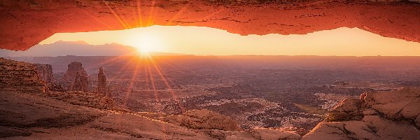 Skały, Park Narodowy Canyonlands, Łuk Mesa Arch, Promienie słońca, Stan Utah, Stany Zjednoczone