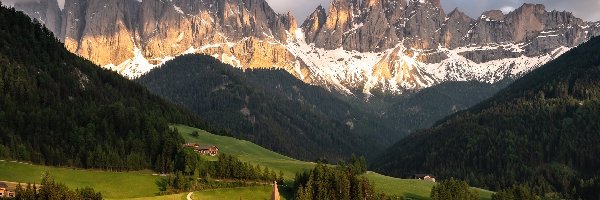 Lasy, Góry, Domy, Wieś, Włochy, Santa Maddalena, Drzewa, Chmury, Dolina Val di Funes, Dolomity, Droga