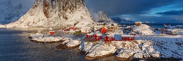 Domki, Czerwone, Wyspa Moskenesoya, Lofoty, Norwegia, Zima Zima, Chmury, Wioska Reine, Góry