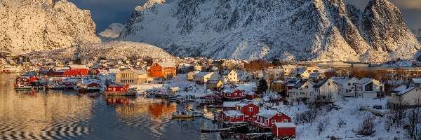 Wioska Reine, Lofoty, Zima, Chmury, Wyspa Moskenesoya, Domy, Góry, Norwegia