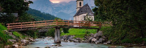 Rzeka Ramsauer Ache, Drzewa, Góry Alpy, Ramsau bei Berchtesgaden, Park Narodowy Berchtesgaden, Niemcy, Bawaria, Kościół św. Sebastiana, Most