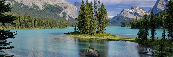 Kanada, Jezioro Maligne, Drzewa, Góry, Park Narodowy Jasper, Prowincja Alberta, Chmury