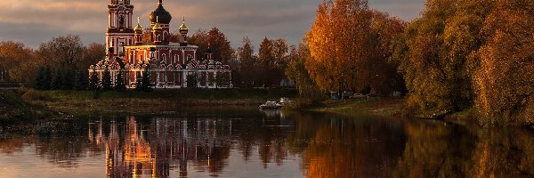 Rosja Jesień, Drzewa, Rzeka Polist, Jesień, Cerkiew, Obwód nowogrodzki, Stara Russa