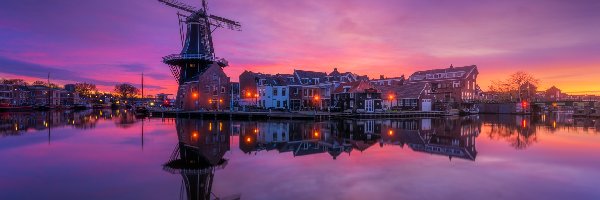 Miasto Haarlem, Domy, Wschód słońca, Holandia, Rzeka Spaarne, Wiatrak De Adriaan