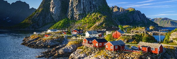 Góry, Wyspa Moskenesoya, Wieś Hamnoy, Lofoty, Norwegia, Domy, Morze Norweskie
