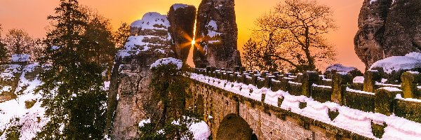 Skały, Śnieg, Niemcy, Park Narodowy Saskiej Szwajcarii, Most, Formacja Bastei, Drzewa, Zima