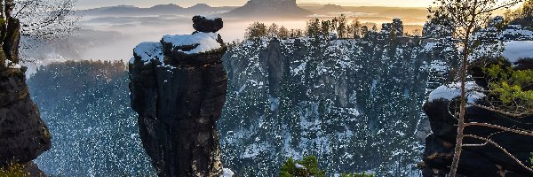 Śnieg, Skały, Niemcy, Park Narodowy Saskiej Szwajcarii, Drzewa, Most, Formacja Bastei, Góry Połabskie