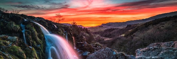 Zachód słońca, Rzeka Endrick, Wodospad Loup of Fintry, Hrabstwo Stirlingshire, Szkocja, Roślinność, Kamienie