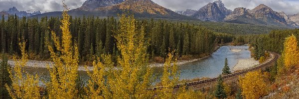 Jesień, Drzewa, Canadian Rockies, Park Narodowy Banff, Chmury, Alberta, Lasy, Tory kolejowe, Bow River, Kanada, Rzeka, Góry