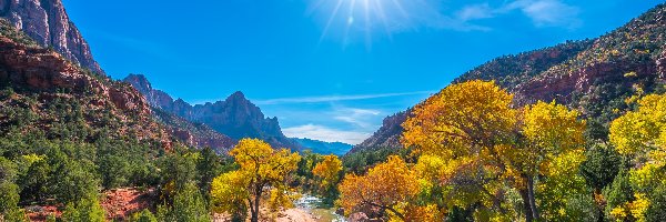 Góry Watchman, Stan Utah, Promienie słońca, Drzewa, Park Narodowy Zion, Rzeka Virgin River, Kamienie, Stany Zjednoczone