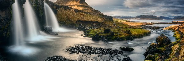Rzeka, Góra Kirkjufell, Wodospad Kirkjufellsfoss, Chmury, Półwysep Snaefellsnes, Islandia