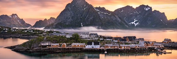 Wioska Sakrisoy, Lofoty, Góry, Morze, Norwegia, Mgła, Mount Olstind