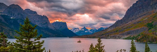 Saint Mary Lake, Jezioro, Park Narodowy Glacier, Stan Montana, Stany Zjednoczone, Zachód słońca, Chmury, Góry, Drzewa