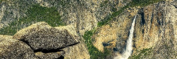 Skały, Sierra Nevada, Park Narodowy Yosemite, Yosemite Falls, Wodospad, Stany Zjednoczone, Kalifornia, Góry, Świerki
