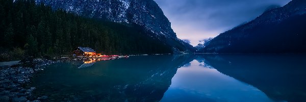 Canadian Rockies, Jezioro, Kanada, Góry, Oświetlony, Domek, Lasy, Park Narodowy Banff, Lake Louise, Alberta