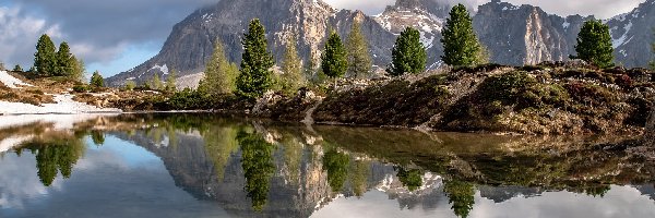 Drzewa, Chmury, Jezioro, Dolomity, Góry, Włochy, Tyrol, Lago Limides, Odbicie