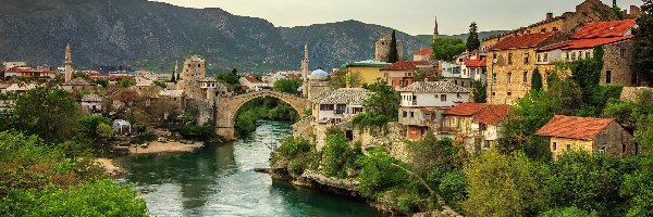 Drzewa, Rzeka Neretwa, Bośnia i Hercegowina, Mostar, Domy, Góry, Chmury, Stary Most