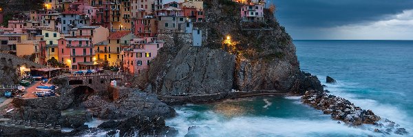 Miejscowość Manarola, Region Liguria, Prowincja La Spezia, Domy, Skały, Zatoczka, Gmina Riomaggiore, Światła, Kolorowe, Chmury, Morze Liguryjskie, Włochy