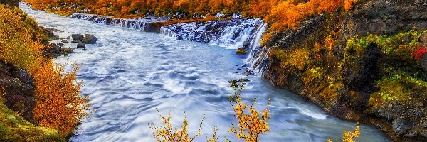 Islandia, Rzeka, Wodospad Hraunfossar, Skały, Jesień, Region Vesturland, Roślinność