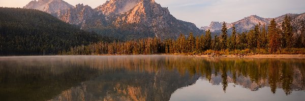Jezioro, Góra, Sawtooth Range, Drzewa, Odbicie, Stan Idaho, Mcgown Peak, Chmury, Jesień, Stany Zjednoczone, Stanley Lake, Góry