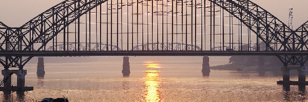 Republika Związku Mjanmy, Rzeka Irawadi, Łódka, Sagaing Bridge, Most, Birma, Zachód słońca