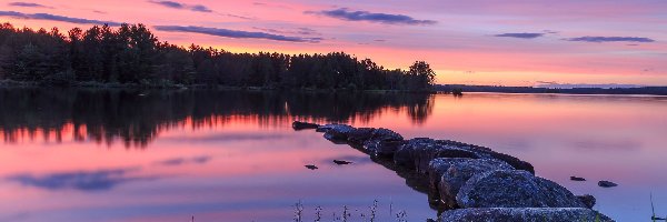 Odbicie, Drzewa, Kamienie, Indian Pond Lake, Jezioro, Stany Zjednoczone, Stan Maine, Zachód słońca, Forks