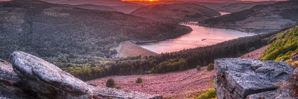Jezioro, Wzgórza, Zachód słońca, Bamford Edge, Skały, Anglia, Park Narodowy Peak District, Lasy, Ladybower Reservoir