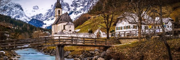 Most, Ramsau bei Berchtesgaden, Niemcy, Rzeka Ramsauer Ache, Alpy, Kościół św Sebastiana, Drzewa, Park Narodowy Berchtesgaden, Góry, Bawaria