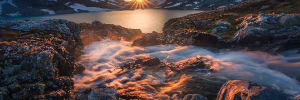 Norwegia, Jezioro, Kamienie, Jotunheimen, Góry, Promienie słońca, Skały