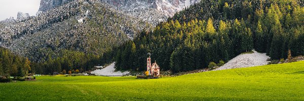 Kościół św Jana, Dolomity, Dolina Val di Funes, Lasy, Góry, Włochy