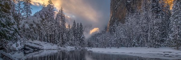 Merced River, Stany Zjednoczone, Zima, Park Narodowy Yosemite, Chmury, Góry, Rzeka, Drzewa, Sierra Nevada, Stan Kalifornia, Las
