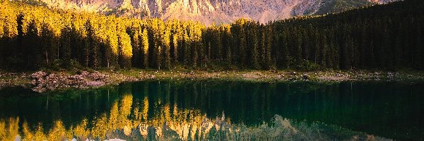 Las, Jezioro Karersee, Drzewa, Góry, Włochy, Alpy, Góra Latemar, Południowy Tyrol, Dolomity, Lago di Carezza, Chmury
