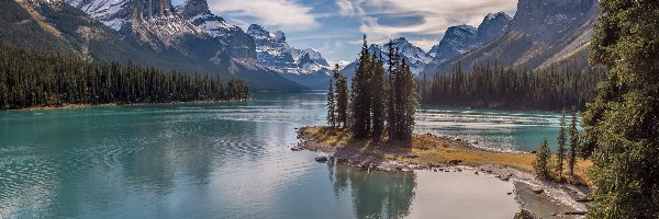 Lasy, Drzewa, Maligne Lake, Jezioro, Park Narodowy Jasper, Kanada, Alberta, Góry, Chmury