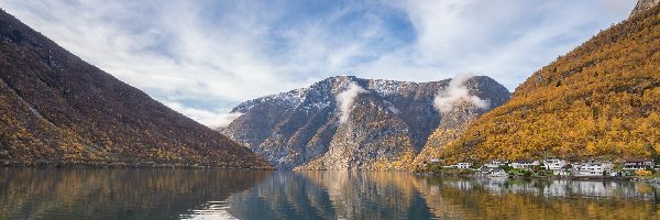 Okręg Vestland, Domy, Wieś Ovre Ardal, Norwegia, Jezioro Ardalsvatnet, Góry