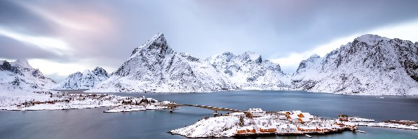 Zima, Morze, Wioska Sakrisoy, Mgła, Lofoty, Góry, Mount Olstind, Norwegia