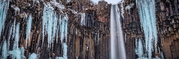 Islandia, Svartifoss Falls, Skały, Wodospad, Zima, Park Narodowy Vatnajokull, Sople