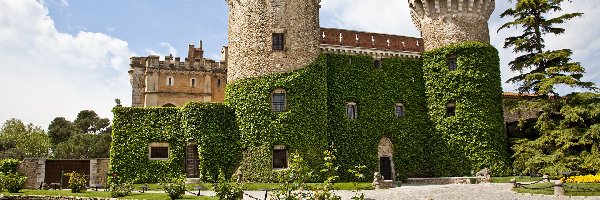 Drzewa, Baszty, Zamek, Łabędź, Hiszpania, Wieże, Staw, Park, Peralada Castle, Trawa, Chmury, Katalonia, Region Girona