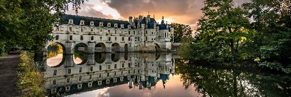 Chmury, Chateau de Chenonceau, Francja, Drzewa, Rzeka Cher, Odbicie, Ścieżka, Zamek, Park, Zachód słońca