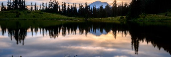 Wschód słońca, Drzewa, Park Narodowy Mount Rainier, Tipsoo Lake, Jezioro, Stany Zjednoczone, Stan Waszyngton, Stratowulkan Mount Rainier, Chmury