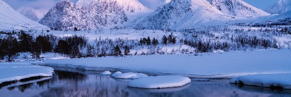 Odbicie, Rzeka Stortindelva, Ośnieżone, Góry Śnieżne, Norwegia, Drzewa, Szczyty