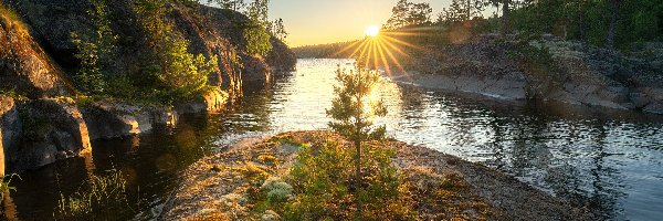 Drzewa, Promienie, Słońca, Skały, Jezioro Ładoga, Rosja