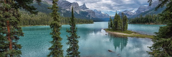 Góry, Lasy, Wyspa Ducha, Jezioro Maligne, Park Narodowy Jasper, Kanada, Alberta, Drzewa, Chmury