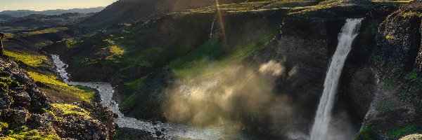 Rzeka Fossa, Haifoss Falls, Islandia, Promienie słońca, Wąwóz, Skały, Góry, Wodospad