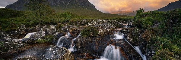 Roślinność, Kamienie, Rzeka, Szczyt Buachaille Etive Mor, Góra, Szkocja, Region Highland, River Coupall, Chmury